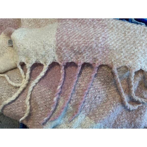 Old Navy NEW NWT Soft Pink and Cream Blanket Scarf with Fringe 22" x 44" - Picture 3 of 6